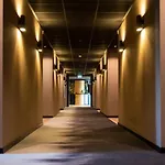 Отель Lowietje - Keukenhof - Free Parking 4*