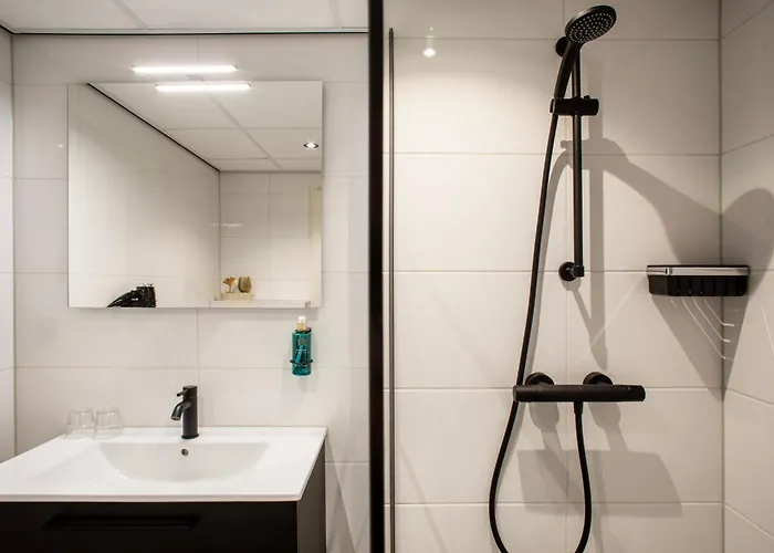 Lowietje - Keukenhof - Free Parking Hotel